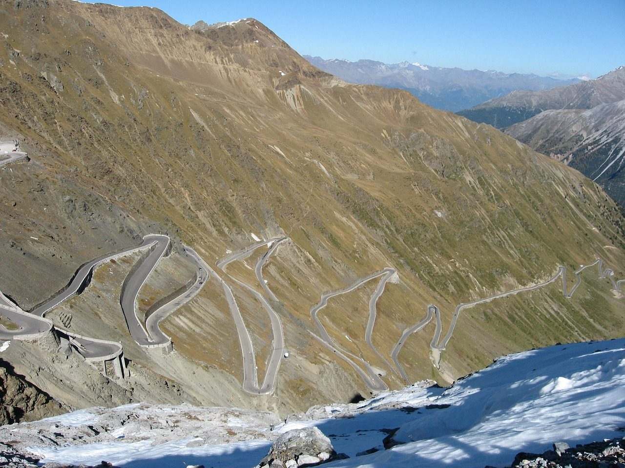 Serpentyny drogi na przełęcz Stelvio w Alpach
