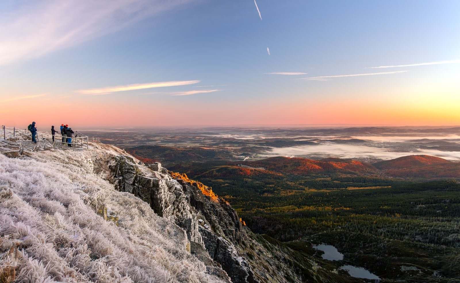 Turyści na skałach w Karkonoszach o wschodzie słońca