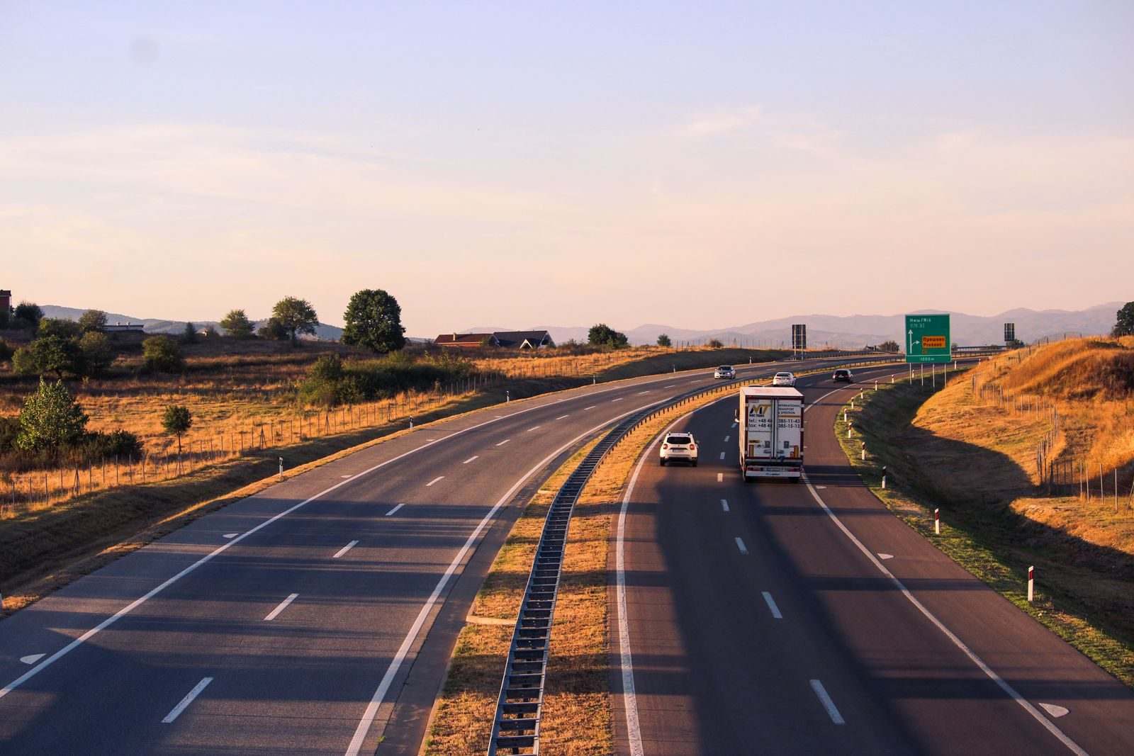 Autostrada w słoneczny letni dzień