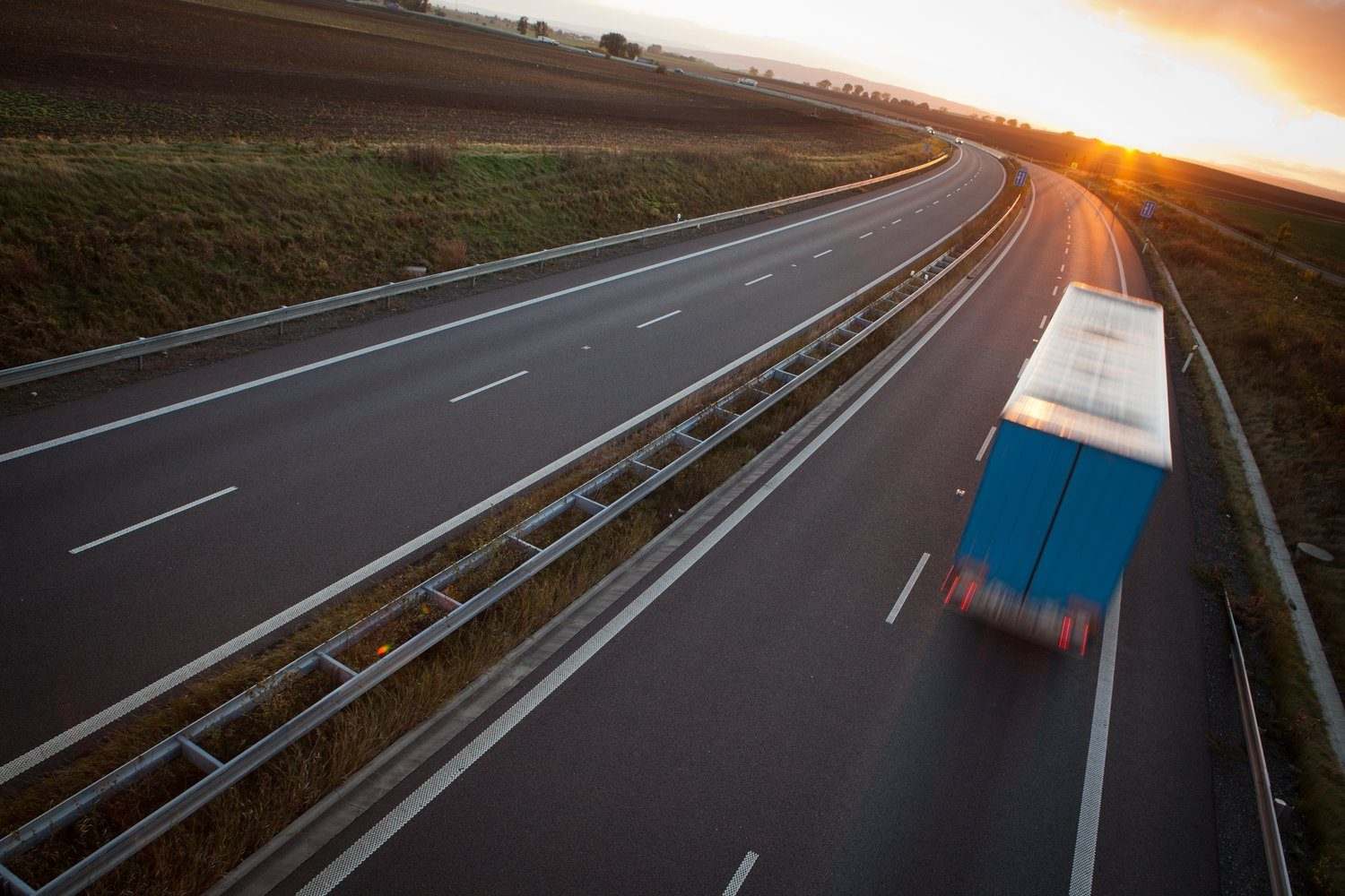 Ciężarówka z naczepą w ruchu na autostradzie o poranku