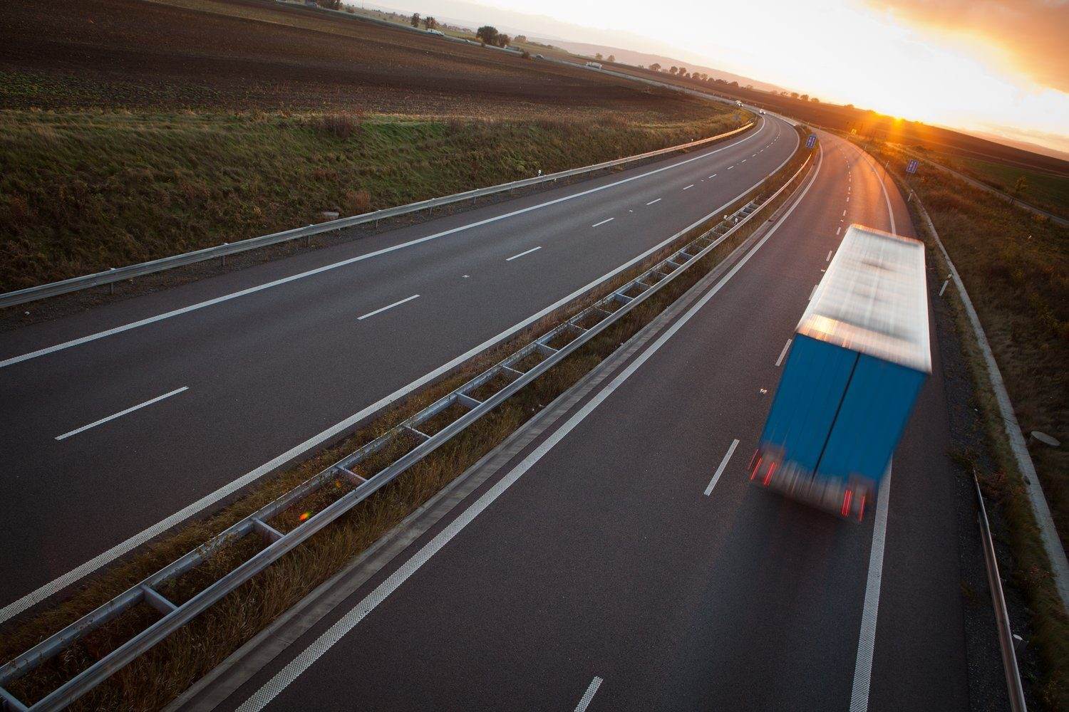 Ciężarówka z naczepą w ruchu na autostradzie o poranku